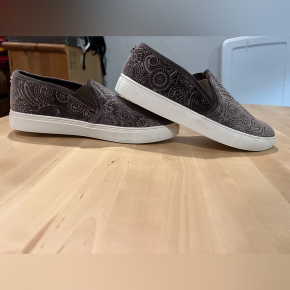 Steve Madden women’s sz 8.5 velvet shoe.Only wore around house once to try New. - Picture 2 of 4